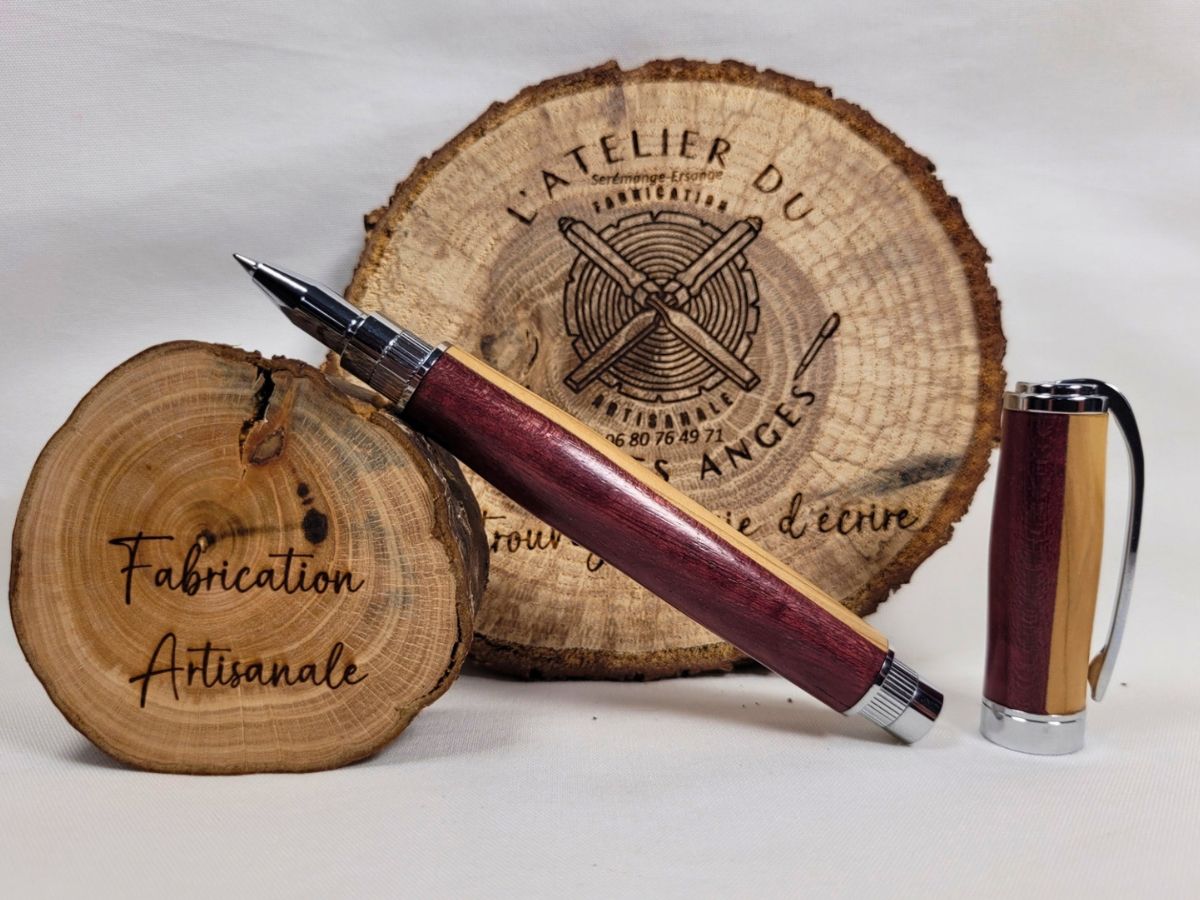 Stylo roller artisanal en amarante et frêne avec capuchon magnétique chromé, fabrication française par L'Atelier du Val des Anges.