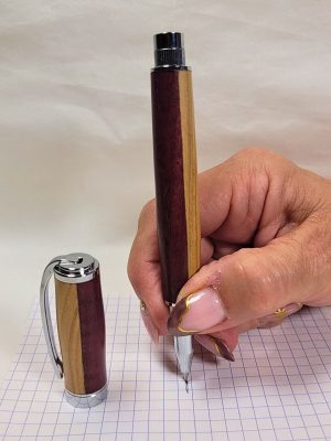 Écriture fluide avec un stylo roller artisanal en bois d'amarante et frêne, pointe fine offrant une excellente glisse sur papier.
