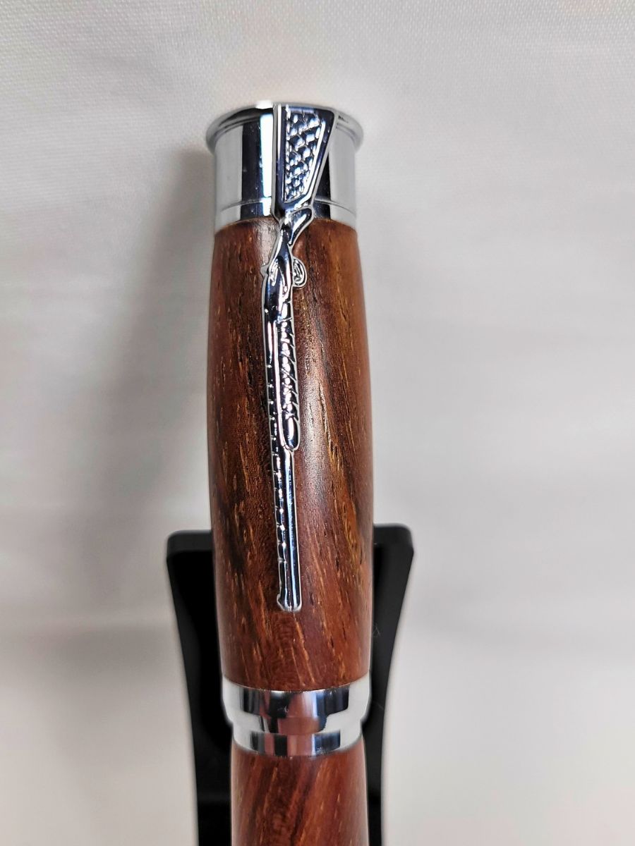 Détail du clip fusil sur un roller artisanal en palissandre à placage chromé