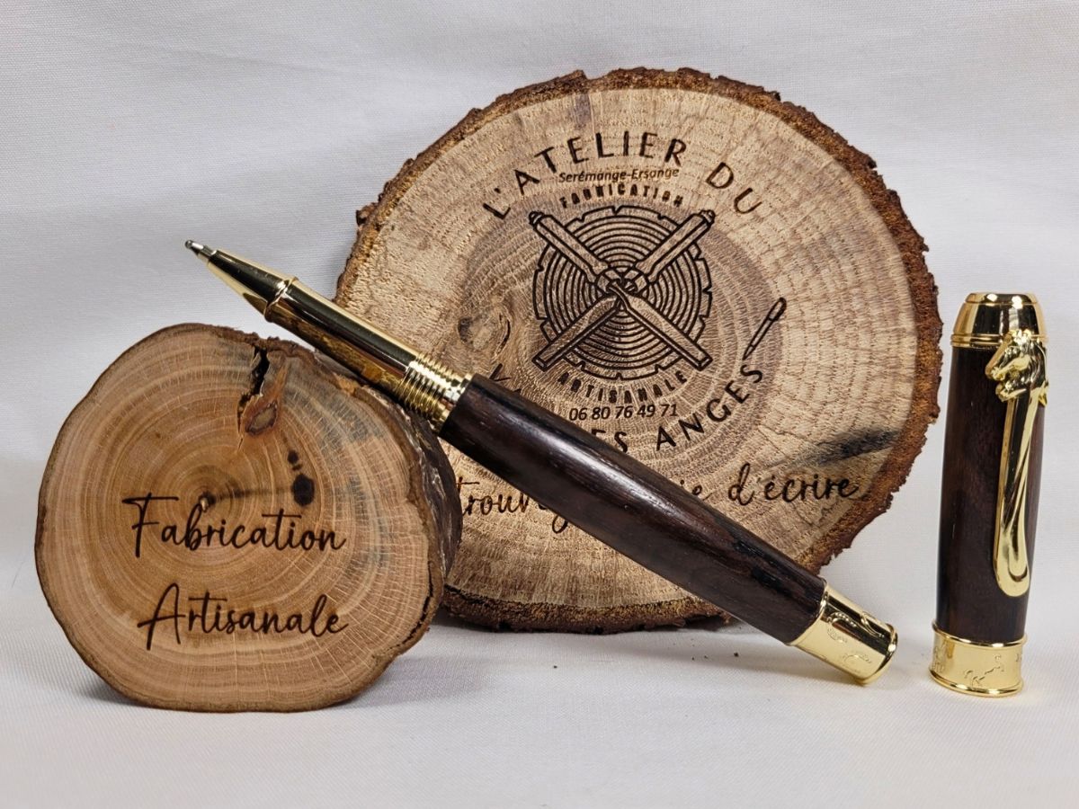 Roller artisanal en bois de wacapou avec finitions dorées et motif cheval présenté sur support en bois