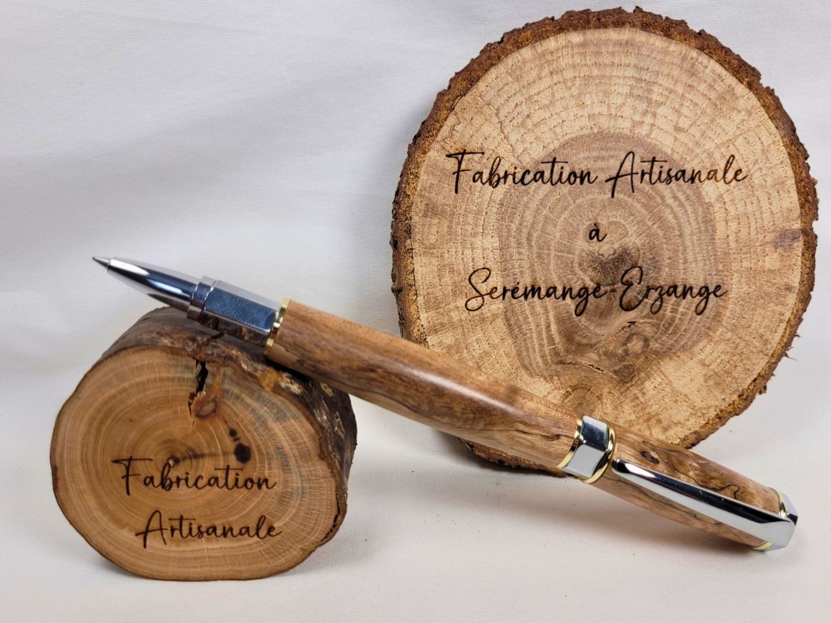 Roller artisanal en bois de bouleau échauffé avec finition chrome et or, design hexagonal élégant fabriqué à la main en France