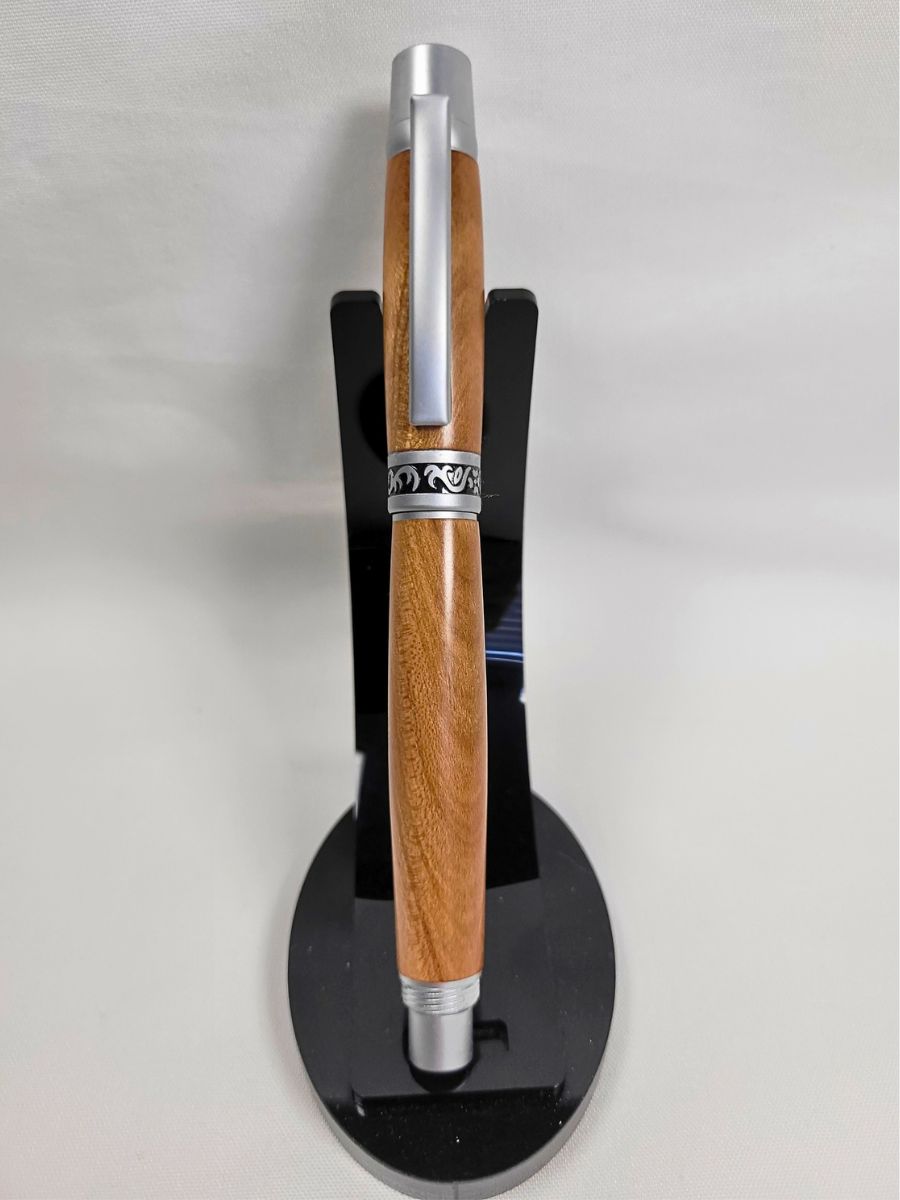 Roller artisanal en bois de prunier avec finition chromée mate et bague centrale ciselée réalisé à la main en France