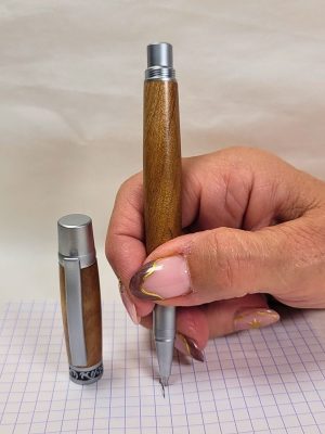 Roller en prunier chromé mat avec cartouche céramique fine démontrant une écriture fluide et précise
