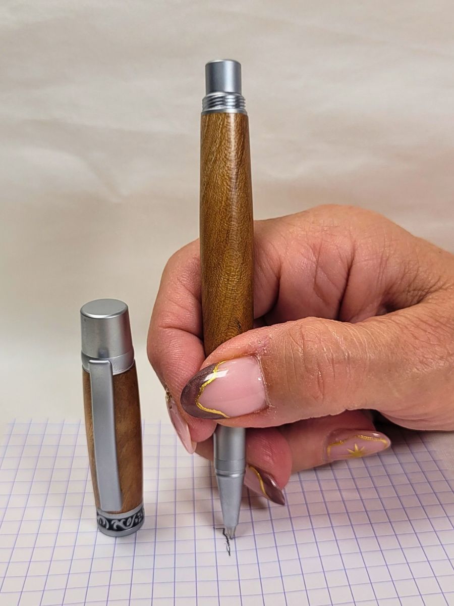 Roller en prunier chromé mat avec cartouche céramique fine démontrant une écriture fluide et précise