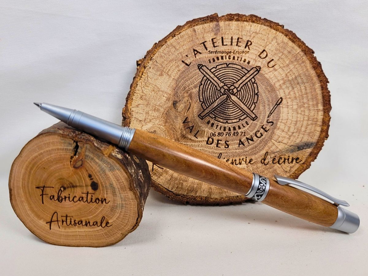Stylo roller artisanal en bois de prunier et chromé mat avec capuchon vissé présenté sur support en bois