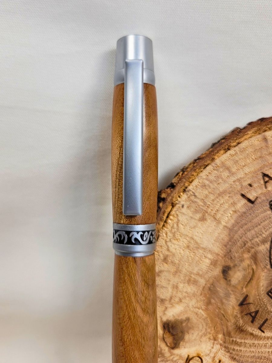 Roller artisanal en bois de prunier avec finition chromée mate et bague centrale ciselée fabriqué à la main