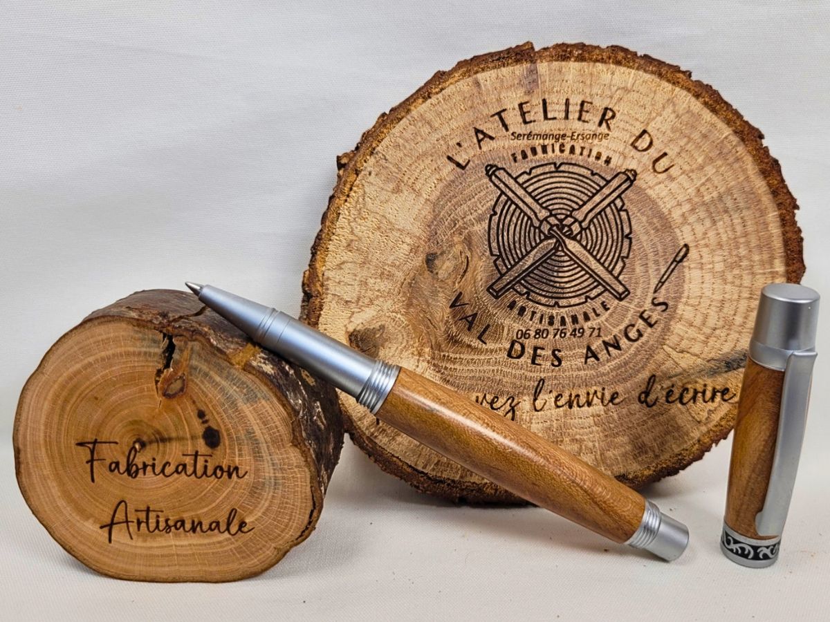 Roller artisanal en bois de prunier chromé mat avec bague centrale ciselée et capuchon vissé, fabrication française réalisée à la main