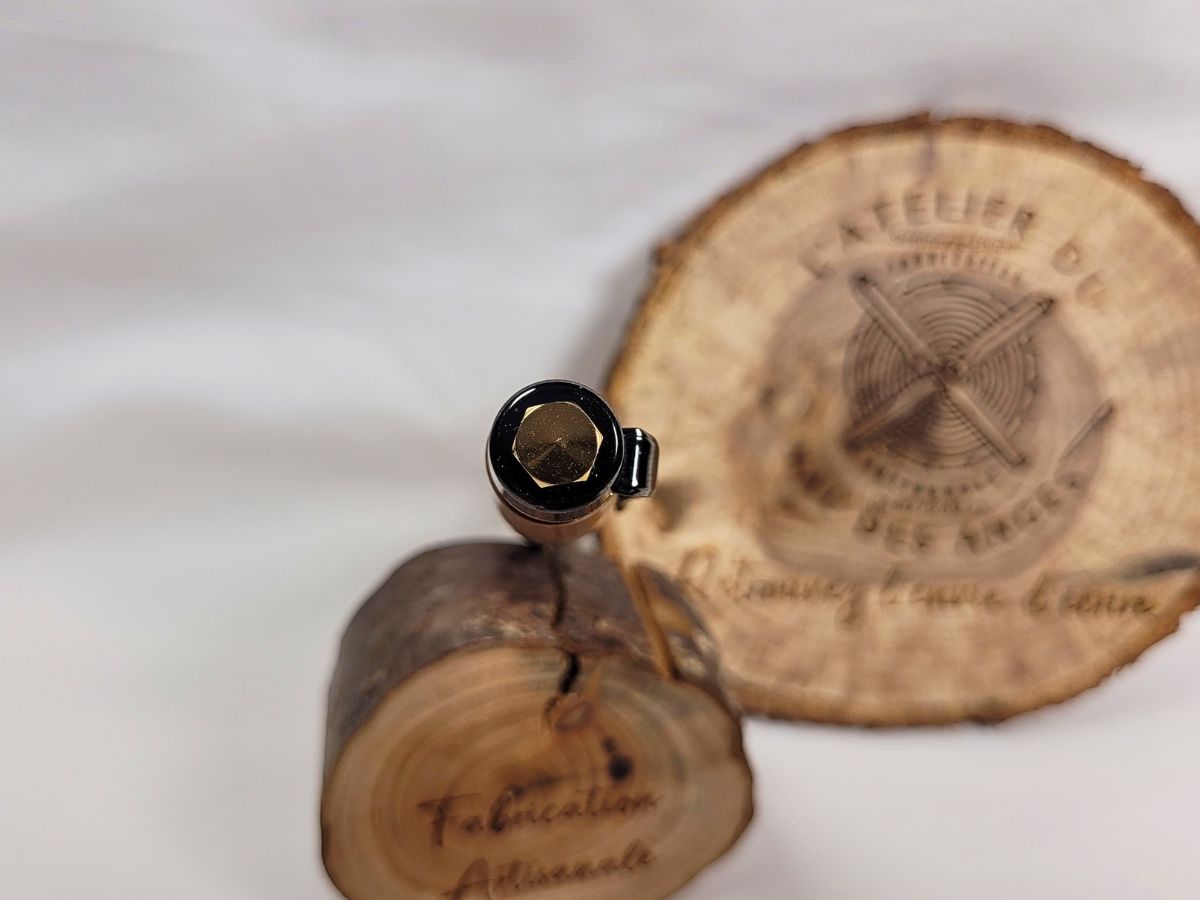 Détail du sommet hexagonal doré d'un roller artisanal en bouleau avec finition noir brillant fabriqué à la main en France