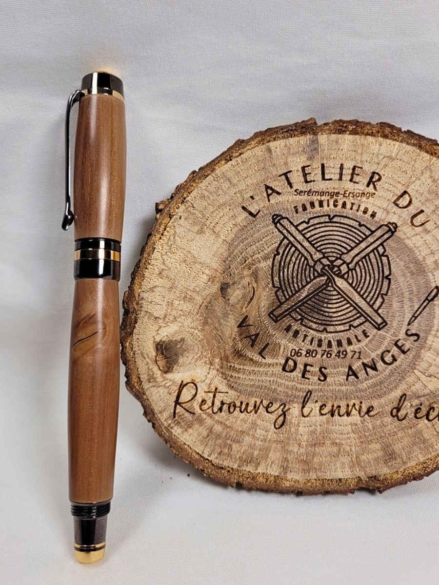 Roller artisanal haut de gamme en prunier avec bagues dorées et placage noir brillant réalisé à la main en France