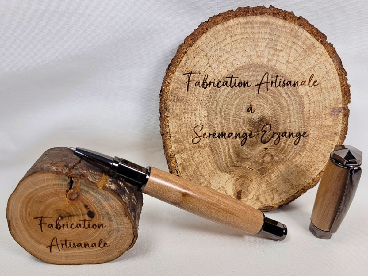 Stylo roller artisanal en bois de prunier vu ouvert avec capuchon assorti finition noire