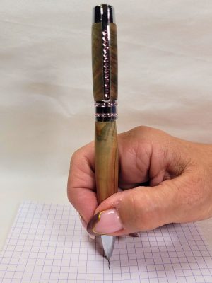 Stylo bille Princesse en bois de genévrier tourné à la main avec placage chromé et strass roses, démonstration d'écriture artisanale française