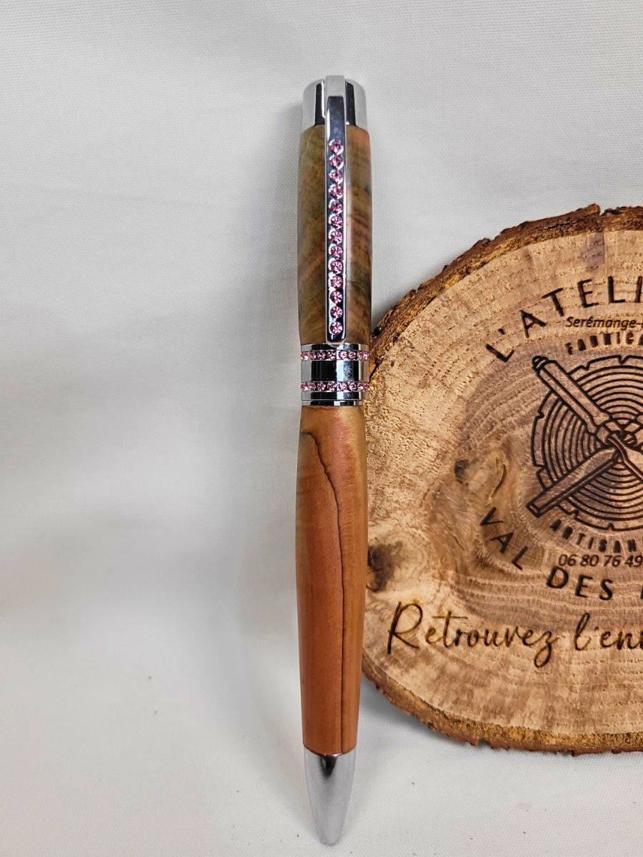 Stylo bille Princesse en bois de genévrier aux belles veines naturelles, placage chromé et strass roses, fabrication artisanale française