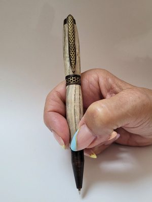 Stylo artisanal en bois de Frêne avec clip bronze motif nid d'abeille, mécanisme Twist et recharge Parker G2