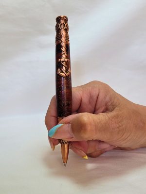 Stylo artisanal en bois d'Amourette avec finitions cuivre, ancre marine en relief, gouvernail ciselé et mécanisme Twist compatible Parker G2