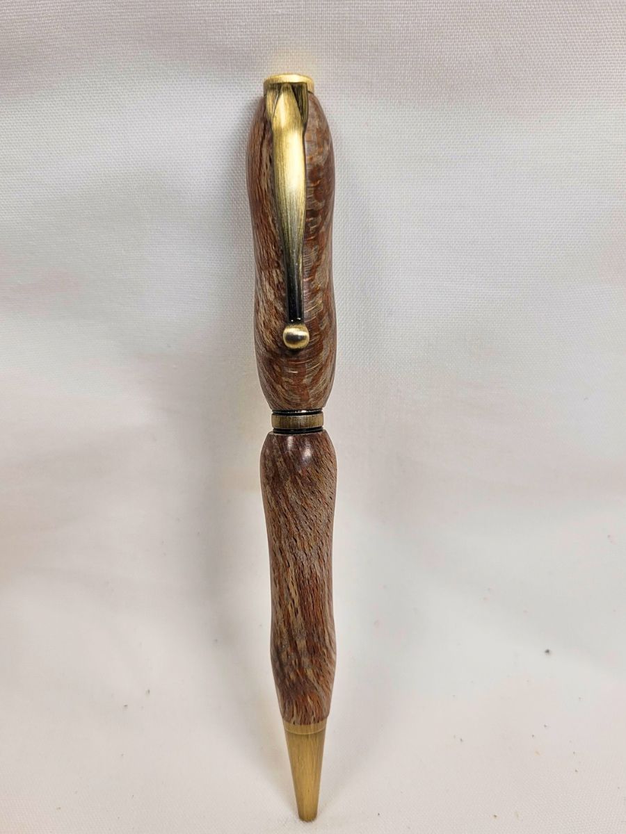 Stylo slim en bois de racine de hêtre, finition bronze antique, présenté verticalement sur fond clair.