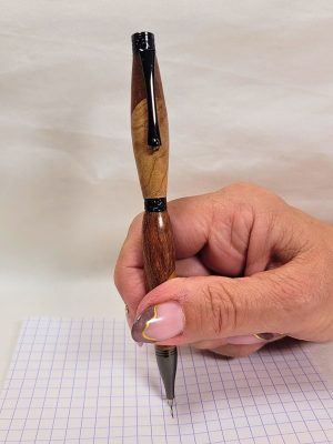 Stylo artisanal en bois d'assemblage en cours d'écriture