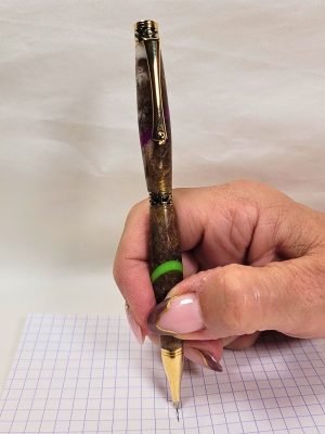 Démonstration de la prise en main d'un stylo artisanal en résine époxy