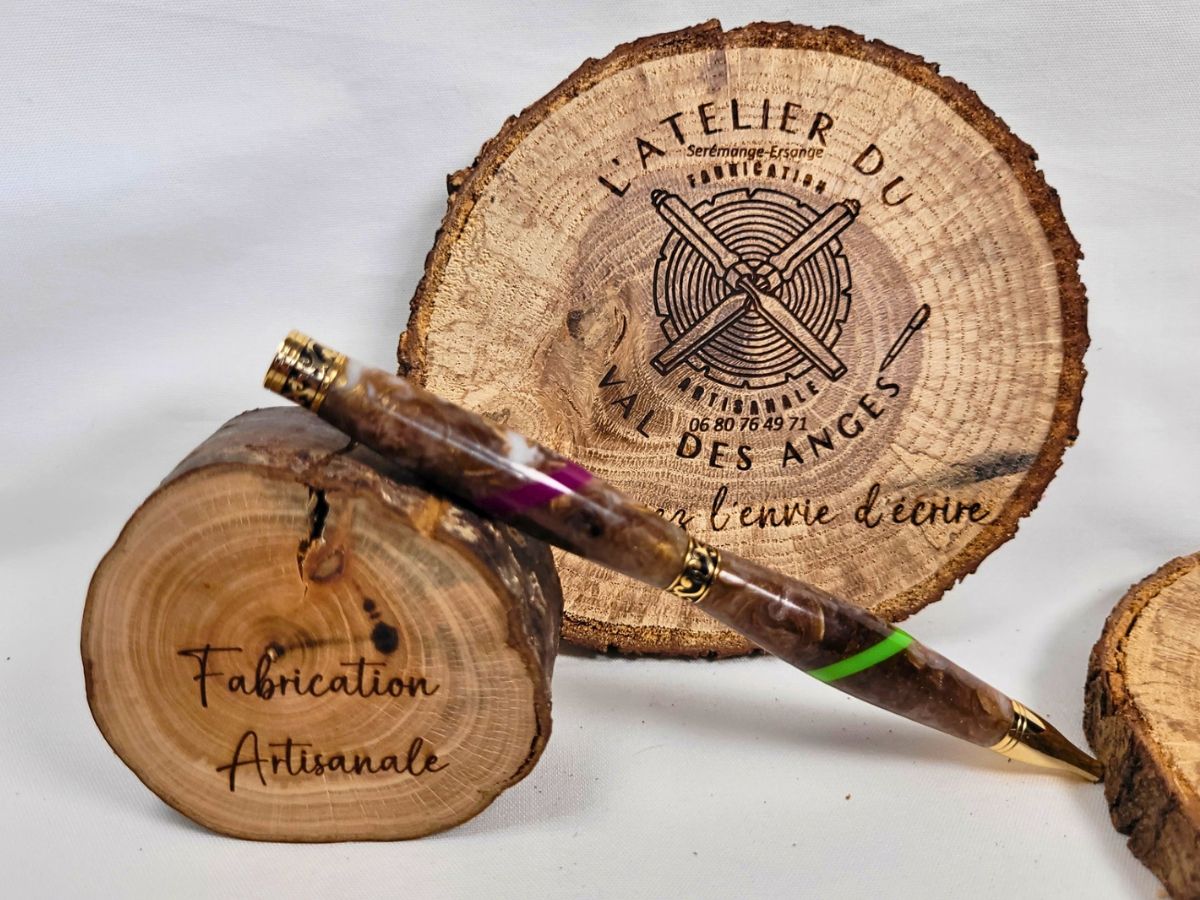 Stylo en résine époxy artisanale aux reflets colorés fabriqué dans l'atelier du Val des Anges