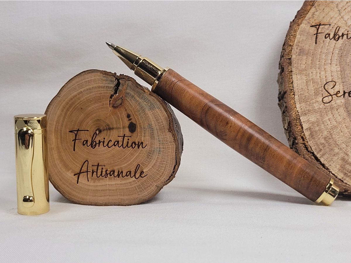 Stylo roller magnétique en bois de cerisier avec placage doré, présenté ouvert pour mettre en valeur la pointe roller, le capuchon magnétique et le veinage naturel du bois.