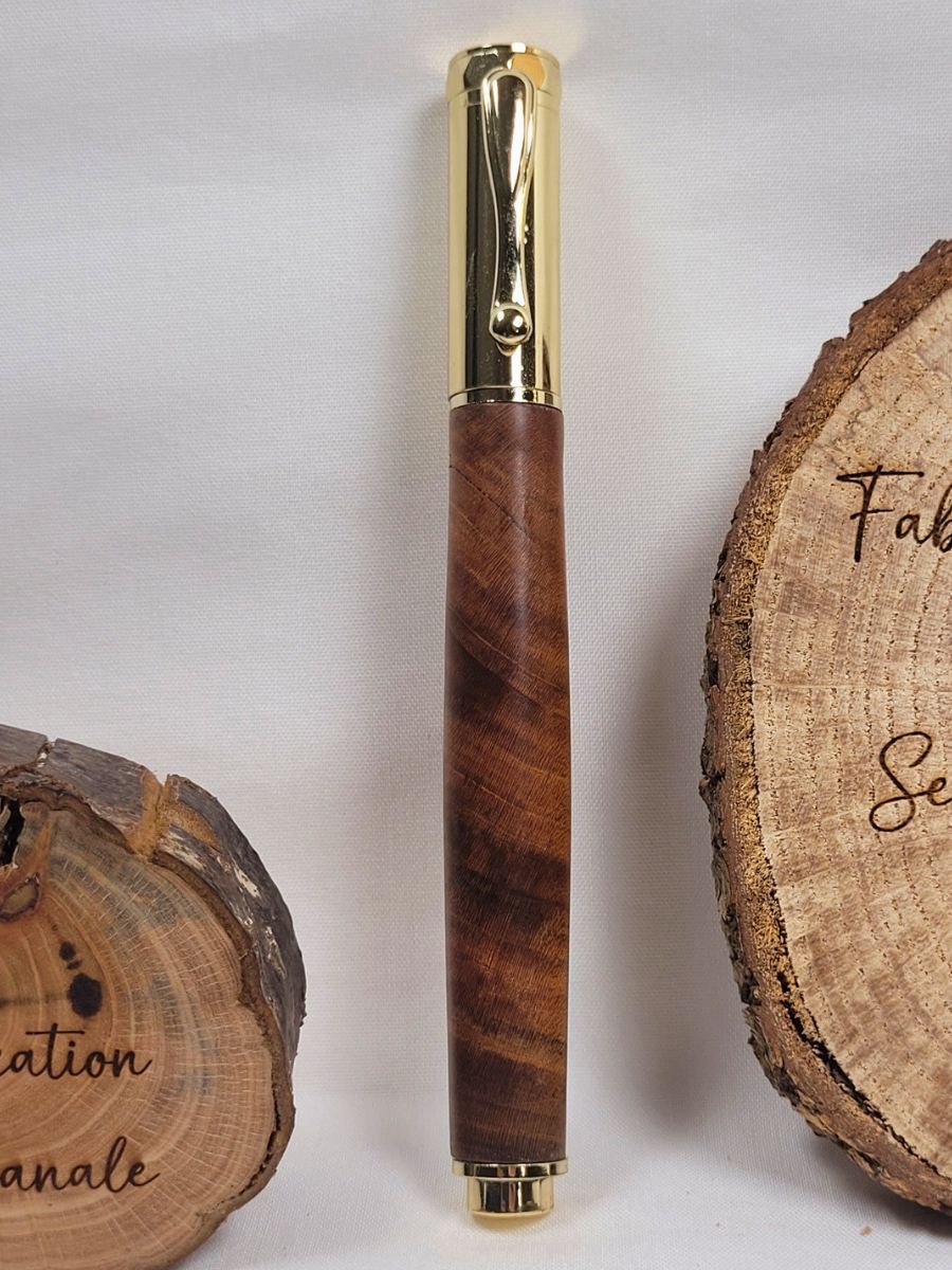 Stylo roller magnétique en bois de cerisier tourné à la main avec placage doré, présenté ouvert pour mettre en valeur le veinage naturel et les fibres du bois.