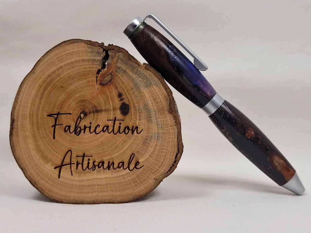 Mini stylo Slim artisanal en résine mauve et palissandre avec placage chrome mat présenté incliné devant un support bois gravé Fabrication Artisanale