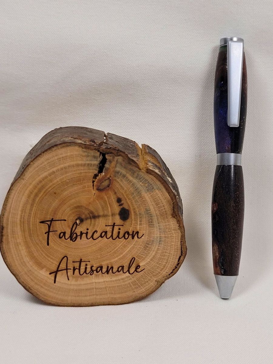 Mini stylo Slim hybride résine mauve et palissandre finition chrome mat présenté debout à côté d'un support en bois fabrication artisanale mettant en valeur le veinage naturel du palissandre