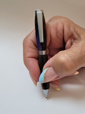 Mini stylo Slim hybride résine mauve et palissandre chrome mat tenu en main montrant son format compact de 90 mm et sa prise en main confortable