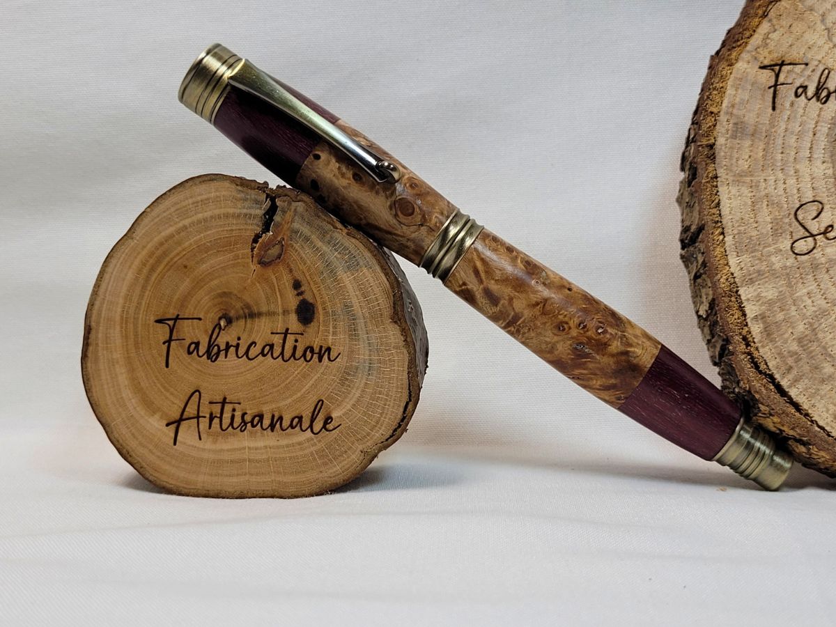 Roller artisanal bicolore en loupe de bouleau et amarante avec placage bronze antique