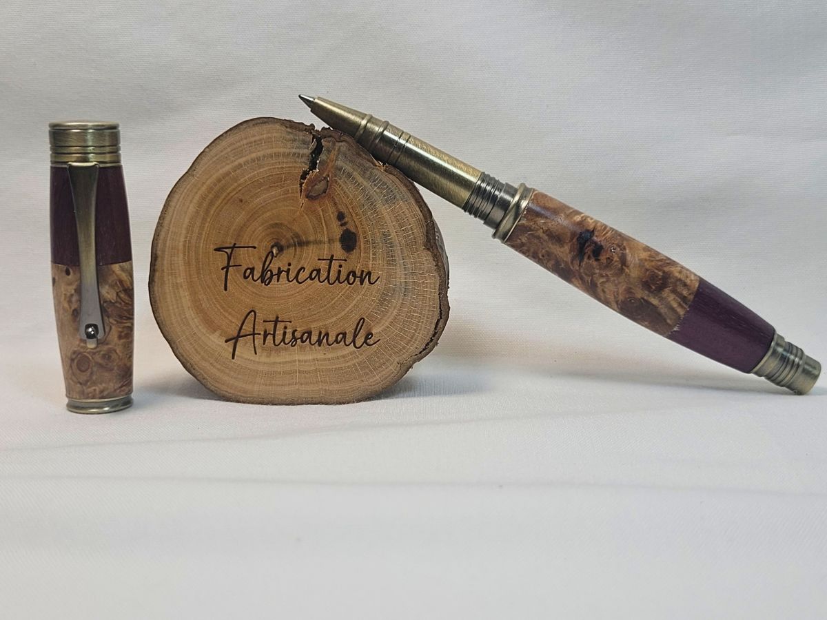 Roller artisanal en loupe de bouleau et amarante finition bronze avec pointe d'écriture fine
