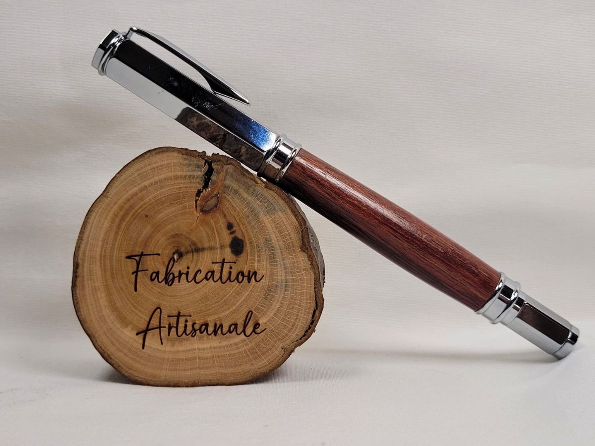 Stylo roller artisanal en amarante de Guyane avec capuchon magnétique hexagonal chromé