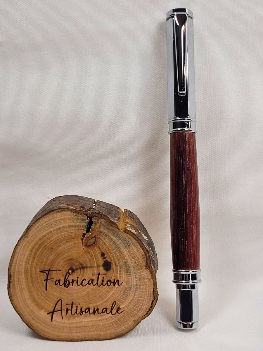 Stylo roller magnétique en amarante tourné à la main dans un atelier artisanal en Moselle
