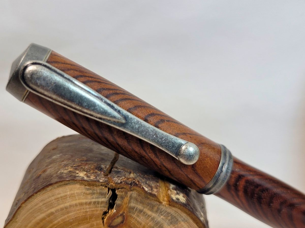 Roller fait main en cocobolo et étain avec clip décoratif et écriture fluide