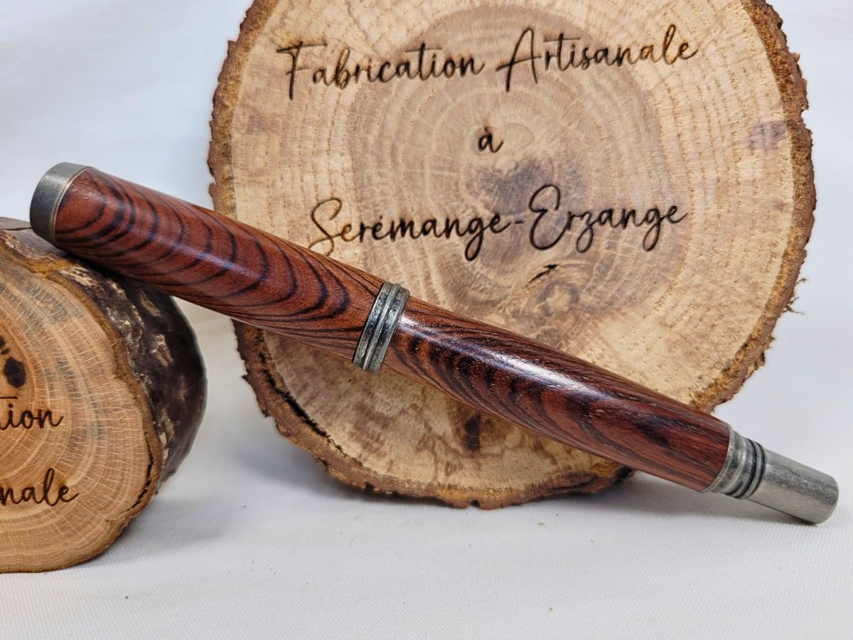 Stylo artisanal en cocobolo aux veines contrastées avec mécanisme premium