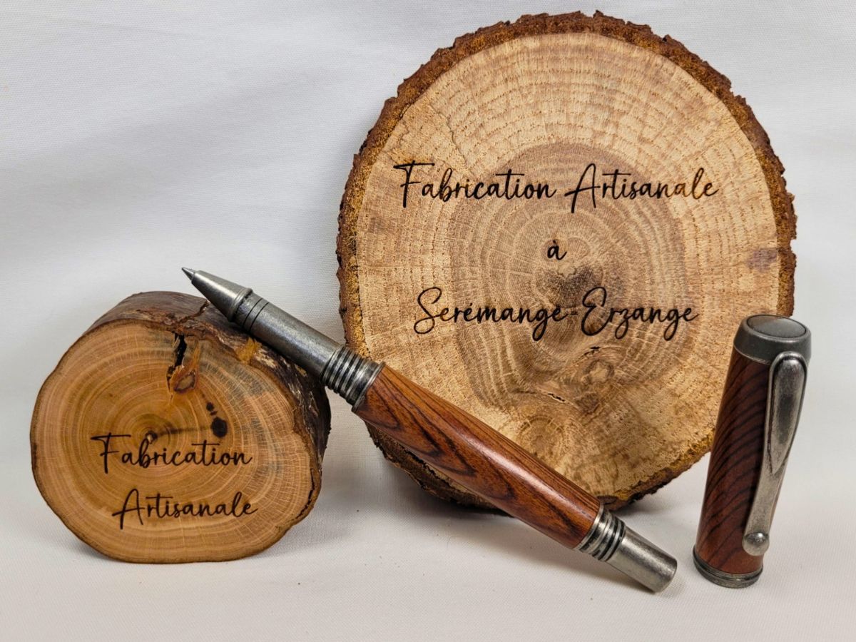 Roller artisanal en cocobolo et étain avec capuchon, écriture fine et finition haut de gamme