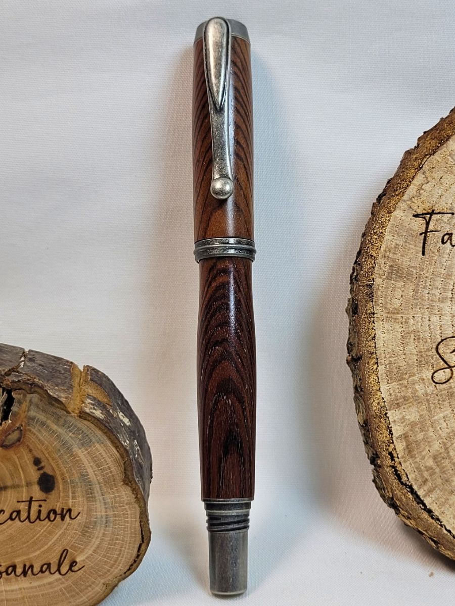 Roller artisanal en cocobolo et étain présenté fermé avec clip ciselé et finition haut de gamme