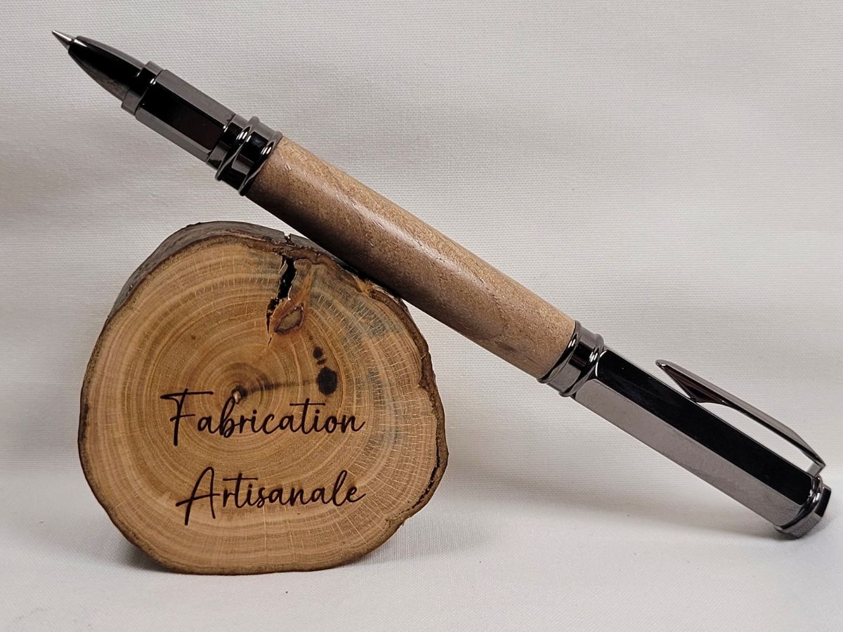 Stylo roller noyer avec capuchon magnétique fixé à l’arrière pour une écriture confortable