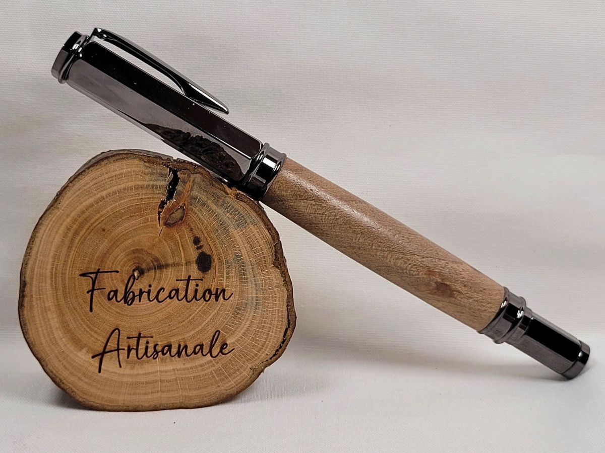 Stylo roller noyer artisanal avec capuchon magnétique hexagonal noir et finition élégante