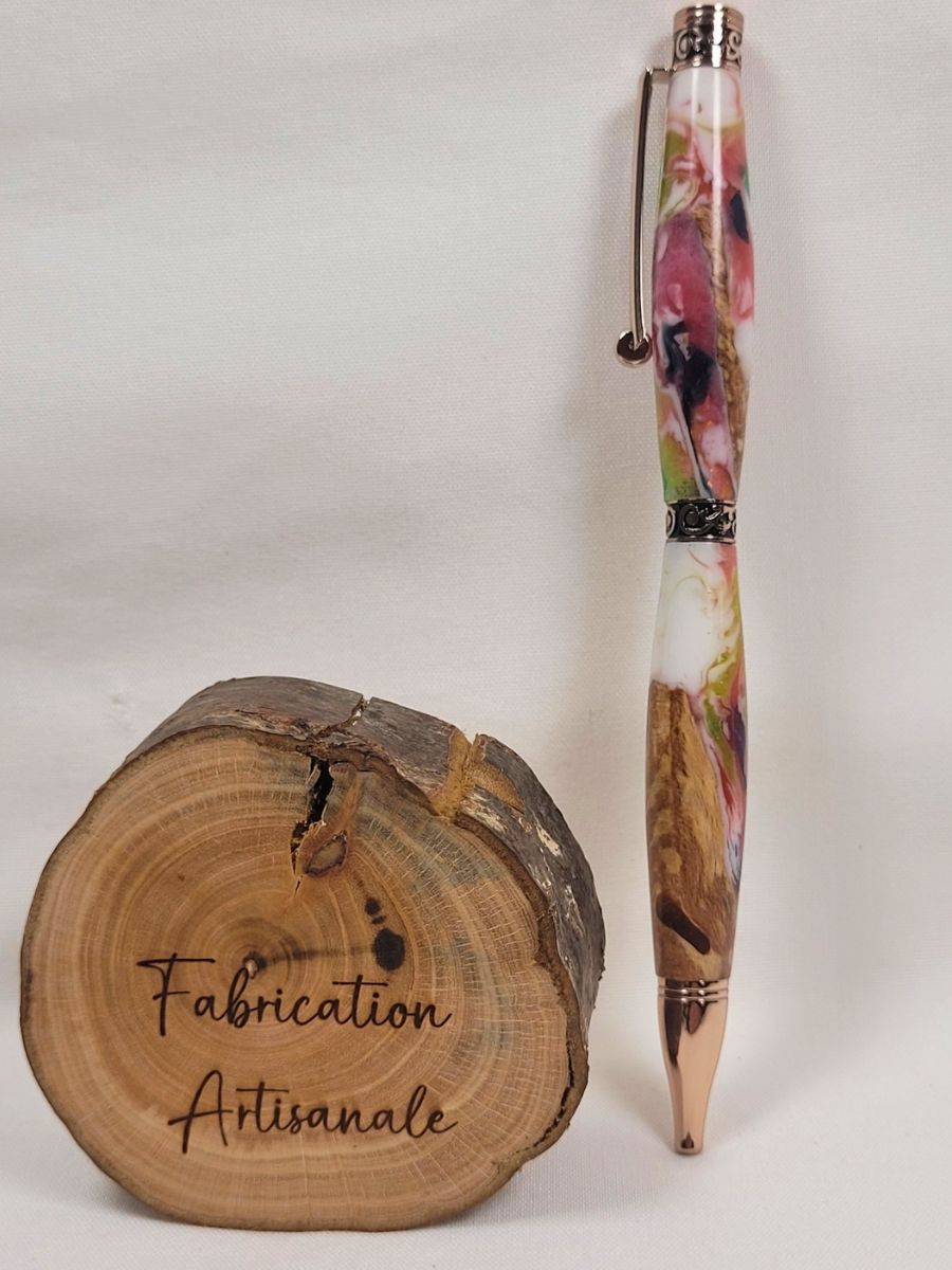 Stylo artisanal slim premium en résine époxy multicolore et bois de hêtre, clip finition or rose, corps marbré aux nuances rose blanc vert et noir, bagues ciselées élégantes, création artisanale unique fabriquée à la main