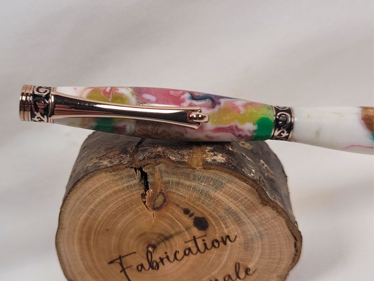 Stylo Slim Premium artisanal en bois de hêtre et résine époxy multicolore avec pois colorés, détail du clip or rose et des bagues ciselées haut de gamme, fabrication artisanale française