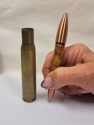 Démonstration de la prise en main d'un stylo bille artisanal en bois d'olivier avec douille calibre 50
