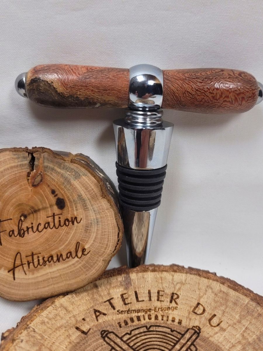 Tire-bouchon en bois d'amourette de Guyane accompagné de son bouchon chromé pour bouteille de vin