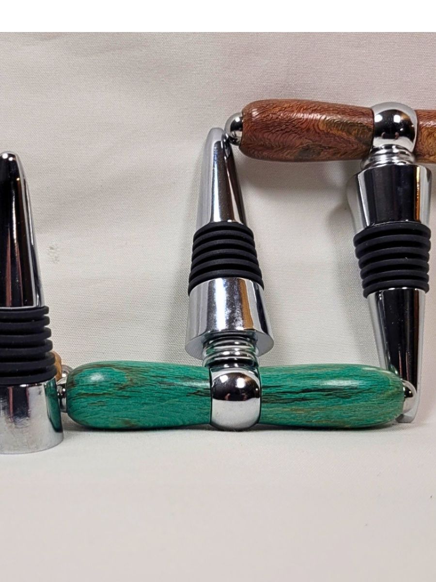 Tire-bouchon artisanal en hêtre échauffé stabilisé vert avec bouchon de bouteille intégré